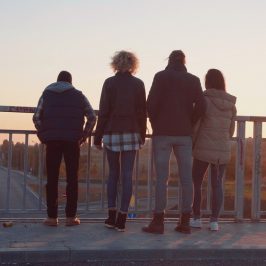 Image de jeunes personnes de dos