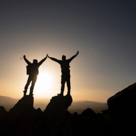 Deux personnes au sommet d'une montagne